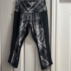 Lululemon Hot To Street Crop Heat Wave White Black Capri Leggings Size 8